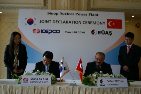 한전 김쌍수 사장(왼쪽)과 터키 국영 발전회사인EUAS 사장 Sefer BUTIN이 3월 10일(현지시간) 터키 이스탄불에서 터키 시놉지역에  한국형원전(APR1400) 도입 가능