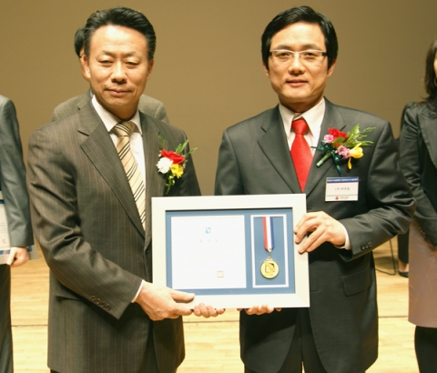 양형남 에듀윌 대표(오른쪽)가 ‘희망2010 나눔캠페인 유공자 포상’을 받은 후 기념촬영을 하는 모습