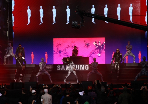 인기절정의 팝 그룹 블랙 아이드 피스(Black Eyed Peas)가 &#039;삼성의 3D 기술을 세상에 알린다&#039;는 콘셉트의 공연을 펼쳐 박수갈채를 받았다.