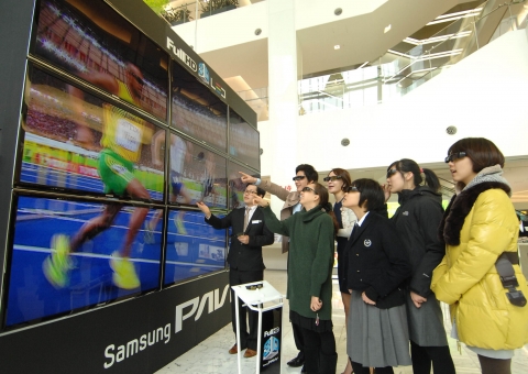 삼성파브가 풀HD 3D LED TV 체험 마케팅을 강화한다. 3월 14일까지 서울 신세계 영등포점 타임스퀘어 1층에서 펼쳐지는 삼성파브 프리미엄 3D 체험존을 찾은 고객들이 55인