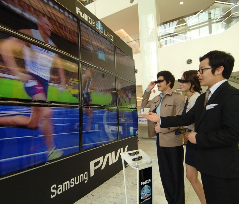 삼성파브가 풀HD 3D LED TV 체험 마케팅을 강화한다. 3월 14일까지 서울 신세계 영등포점 타임스퀘어 1층에서 펼쳐지는 삼성파브 프리미엄 3D 체험존을 찾은 고객들이 55인