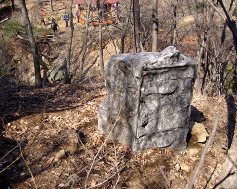 청계산에 설치된 바위위장형 중계기 (사진 중앙)