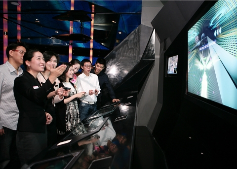다양한 기기(스마트폰, PC, 게임콘솔)간 연동을 통한 미래형 네트워크 게임을 체험하고 있는 관람객들