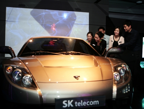 스포츠카에 적용된 MIV(Mobile in Vehicle) 서비스. 이 서비스를 통해 스마트폰으로 자동차를 제어할 수 있다.