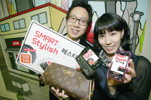 KT 직원들이 'SMART&Stylish 페스티벌'을 소개하고 있다
