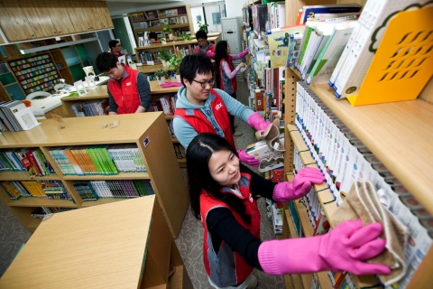 지난 15일 서울 동대문구 이문동에 위치한 ‘STX와 함께하는 다문화도서관 모두’를 방문해 봉사활동을 펼치고 있는 STX그룹 직원들
