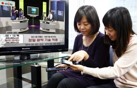 통합LG텔레콤(부회장 이상철 / new.lgtelecom.com)은 16일 080 신용카드 안심결제 서비스를 출시했다. 고객이 홈쇼핑에서 080 무료전화를 이용, 상담과 신용카드 결제를 동시에 진행하고 있다.