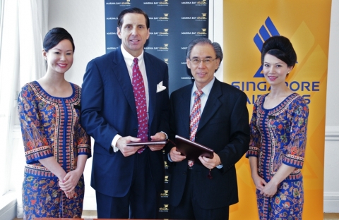 지난 12일, 후앙 쳉 엥 (Huang Cheng Eng) 싱가포르항공 마케팅 부사장 (우측)과 토머스 아라시 (Thomas Arasi) 마리나 베이 샌즈 사장 (좌측)이 양해각서 (MOU)를 체결했다.