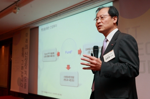 IT CEO 포럼에서 김일영 KT CC(Corporate Center)장이 Open Ecosystem의 발전방향에 대한 주제발표를 하고 있다.