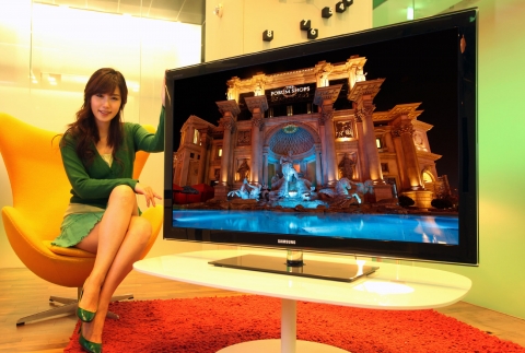 삼성전자 홍보도우미가 서초사옥 홍보관 딜라이트에서 127cm(50인치) 하이브리드 PDP TV 5시리즈를 소개하고 있다.