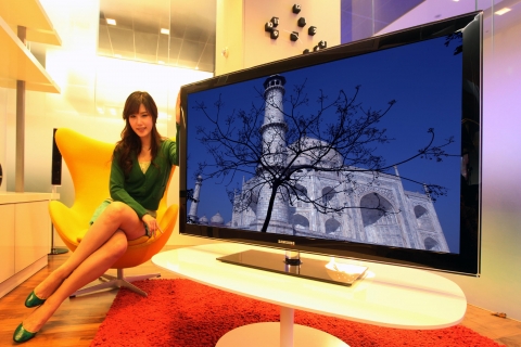 삼성전자 홍보도우미가 서초사옥 홍보관 딜라이트에서 127cm(50인치) 하이브리드 PDP TV 5시리즈를 소개하고 있다.