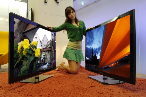 삼성전자 홍보도우미가 서초사옥 홍보관 딜라이트에서 127cm(50인치) 하이브리드 PDP TV 5시리즈(사진 왼쪽 제품)와 4시리즈(사진 오른쪽 제품)를 소개하고 있다.