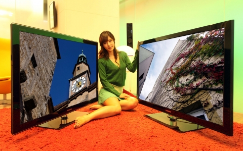 삼성전자 홍보도우미가 서초사옥 홍보관 딜라이트에서 127cm(50인치) 하이브리드 PDP TV 5시리즈(사진 왼쪽 제품)와 4시리즈(사진 오른쪽 제품)를 소개하고 있다.