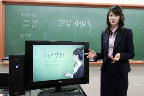 IPTV 단말기를 PC에 연결해 기존 TV를 통해 IPTV 시청각 교육이 가능하다.