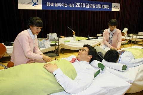 현대기아차그룹 임직원들이 헌혈 캠페인에 참여하고 있는 모습