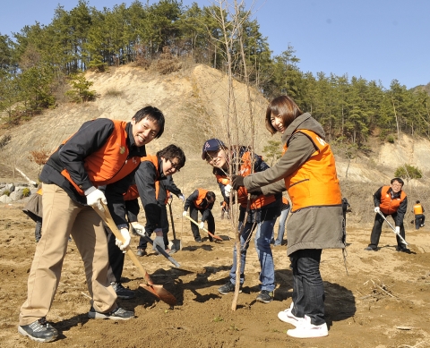하이닉스반도체가 18일(木), 탄소저감과 수질개선을 위해 금강유역환경청과 공동으로 대청호 상류지역에 1천500여 그루의 나무를 심었다.