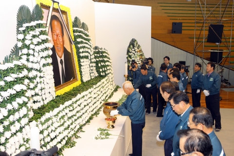 현대중공업은 19일(금) 오전 8시 울산 본사 사내 체육관에서 창업자인 故 아산 정주영을 기리는 추모식을 가졌다.