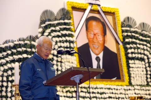 현대중공업은 19일(금) 오전 8시 울산 본사 사내 체육관에서 창업자인 故 아산 정주영을 기리는 추모식을 가졌다.
