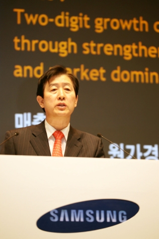 3월 19일 삼성전자가 서울 서초동 삼성전자빌딩 내 다목적홀에서 제 41기 정기주주총회를 개최, 최지성 삼성전자 대표이사 사장이 2009년 실적 보고와 올해 목표를 발표하고 있다.