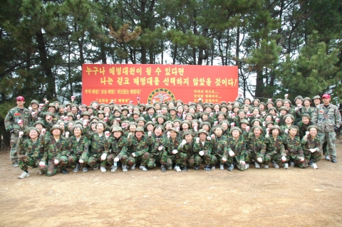 SK브로드밴드는 19일부터 1주일간 생산성 향상을 위한 전 구성원 결의 다짐 행사를 실시한다. 20일 SK브로드밴드 팀장 114명이 경기도 소재 해병대 훈련소에서 실적 턴어라운드 달성을 위한 투혼을 발휘하고 있다.