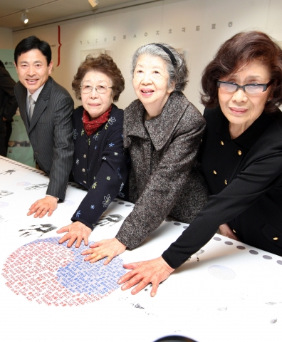 남궁 민 우정사업본부장(맨 왼쪽)과 안중근의사 유가족인 외손녀 황은실씨(79·맨 오른쪽), 친손녀 안연호씨(74·오른쪽 두 번째), 외손녀 황은주씨(81·오른쪽 세 번째)가 22일