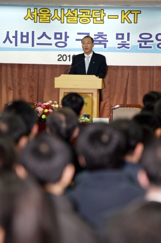 서울시설공단 우시언 이사장이 &#039;수도권 광역 교통정보 서비스망 구축사업&#039;을 통한 민관현력의 시너지와 향후 준비하고 있는 서비스에 대해 설명하고 있다.