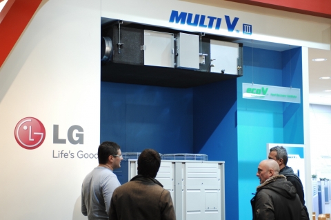 23일부터 27일까지 이탈리아 밀라노에서 열리는 유럽 냉동 공조 전문 전시회인 ‘모스트라 꼰베뇨 엑스포(Mostra Convegno Expo)’를 찾은 관람객들이 LG전자 전시부스를 둘러보고 있다.