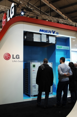 23일부터 27일까지 이탈리아 밀라노에서 열리는 유럽 냉동 공조 전문 전시회인 ‘모스트라 꼰베뇨 엑스포(Mostra Convegno Expo)’를 찾은 관람객들이 LG전자 전시부스