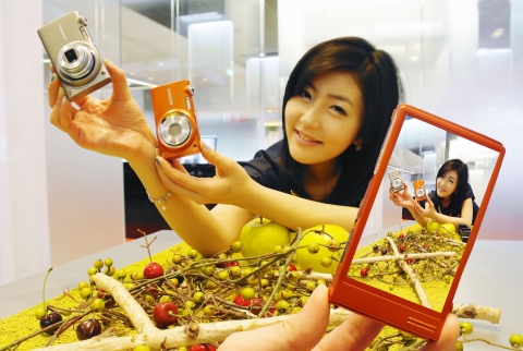 삼성전자 모델이 삼성전자 홍보관 딜라이트에서 신제품 카메라 ST5500, 5000을 선보이고 있다. (오렌지색 제품이 ST5500)