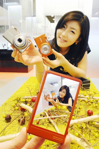 삼성전자 모델이 삼성전자 홍보관 딜라이트에서 신제품 카메라 ST5500, 5000을 선보이고 있다. (오렌지색 제품이 ST5500)