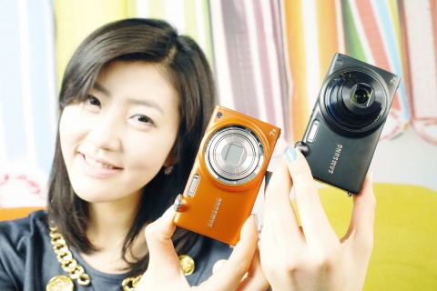 삼성전자 모델이 삼성전자 홍보관 딜라이트에서 신제품 카메라 ST5500, 5000을 선보이고 있다. (오렌지색 제품이 ST5500)