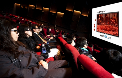 서울 롯데시네마 건대점을 찾은 관람객들이 삼성파브 풀HD 3D LED TV의 런칭 광고인 '토마토'편을 3D 극장 화면을 통해 편안한고 생생한 입체감을 감상하고 