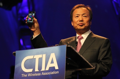 삼성전자 무선사업부장 신종균 사장이 &#038;#039;CTIA 2010&#038;#039; 개막 첫날인 23일, &#038;#039;눈 앞으로 다가온 