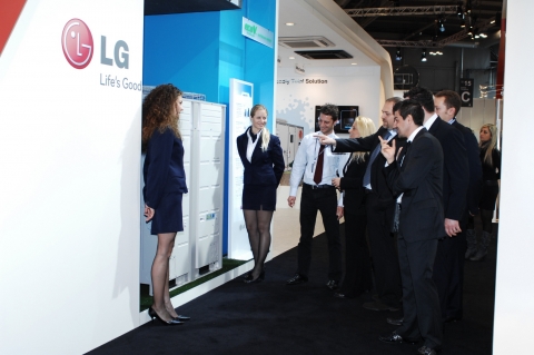 23일부터 27일까지 이탈리아 밀라노에서 열리는 유럽 냉동 공조 전문 전시회인 ‘모스트라 꼰베뇨 엑스포(Mostra Convegno Expo)’를 찾은 관람객들이 LG전자 전시부스를 둘러보고 있다.