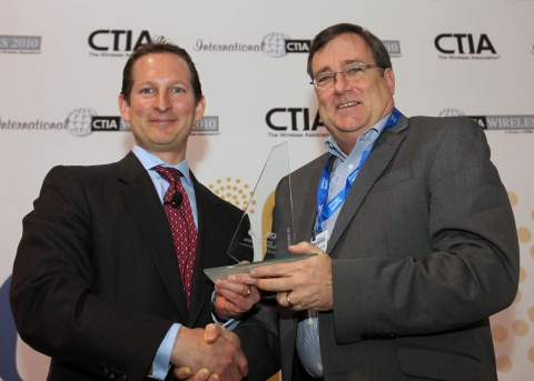 CTIA 2010 E-Tech 어워드서 CTIA 부회장 (Vice President) &#039;로버트 B. 메시로우(Robert B. Mesirow, 왼쪽)&#