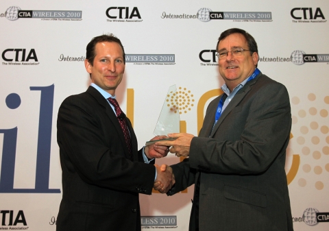 CTIA 2010 E-Tech 어워드서 CTIA 부회장 (Vice President) &#039;로버트 B. 메시로우(Robert B. Mesirow, 왼쪽)&#
