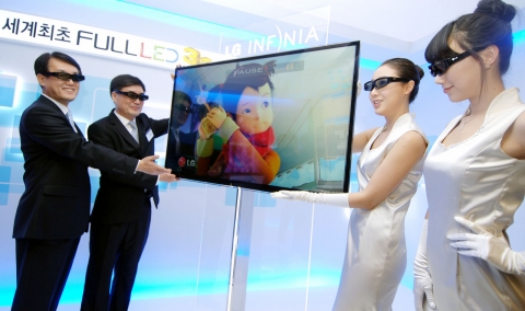 왼쪽부터 박경준 전무 한국지역본부장 , 권희원 부사장 LCDTV 사업부장