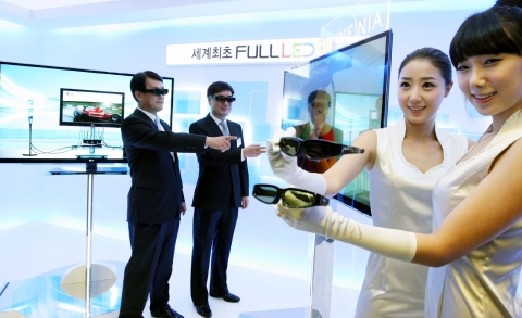 왼쪽부터 박경준 전무 한국지역본부장 , 권희원 부사장 LCDTV 사업부장