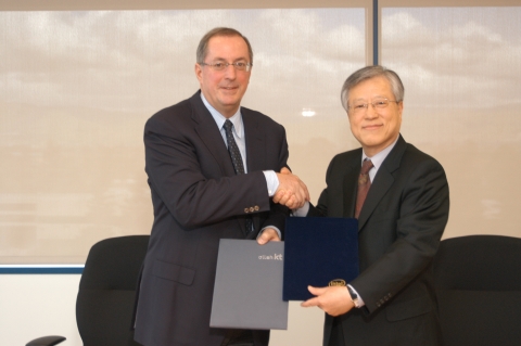 왼쪽이 폴 오텔리니 인텔CEO, 오른쪽이 이석채 회장.