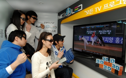 삼성전자는 27일(토) 프로야구 개막전이 열린 잠실 야구장에서 
실시간으로 야구 경기를 3D 입체영상으로 즐길 수 있는 삼성파브 풀HD 3D LED TV 체험 버스를 운영했다.
