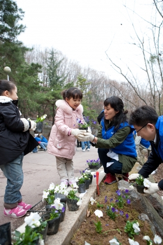 꽃밭만들기 봉사활동을 하고 있는 삼성SDS 임직원 가족 모습