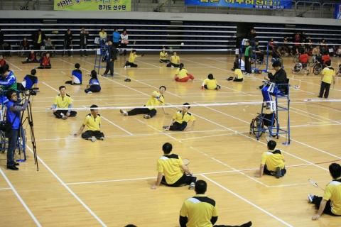 삼성전기배 전국 장애인 배드민턴 대회 경기 장면