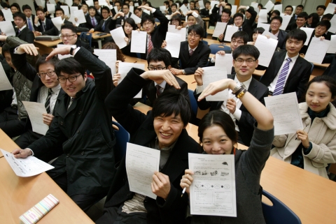 올해 상반기 공채를 통해 입사한 GM DAEWOO 신입 및 경력사원들이 29일 부평본사 홍보관에서 지엠대우한마음재단이 주관한 '나눔과 사랑 기부 프로그램' 특강에