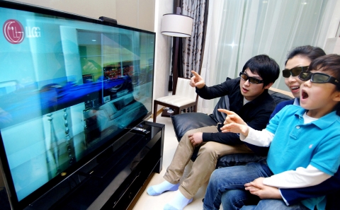 모델들이 가정의 거실에서 LG전자 풀 LED 3D TV(모델명:55LX9500)로 스카이라이프의 3D 전용채널을 통해 '인피니아' 브랜드 3D 광고를 보고 있다.