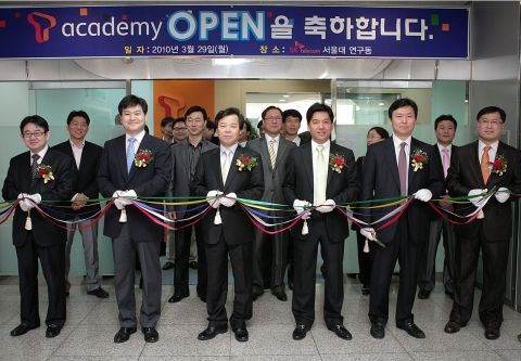 SK텔레콤은 29일 오전 11시 서울대 연구동 2층에서 모바일 전문 교육 센터인 ‘T아카데미(www.tacademy.co.kr)’ 오픈 행사를 가졌다.
(왼쪽부터) SK텔레콤 이