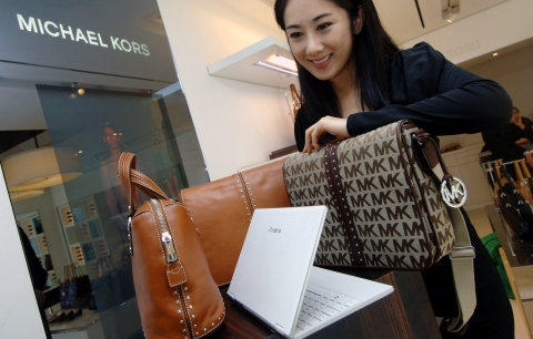 LG전자가 명품 패션 브랜드 마이클 코어스(Michael Kors)와 손잡고 ‘엑스노트(XNOTE) 마이클 코어스 에디션’을 30일 선보였다. '얇고 가벼우면서 세련된 노