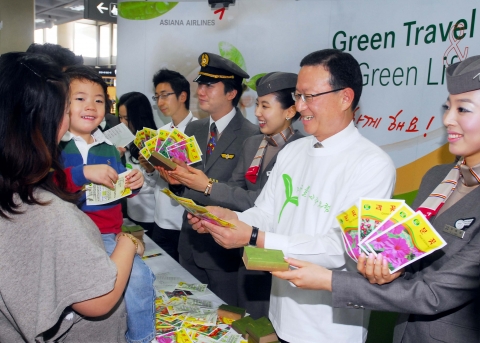 30일 오전 김포공항 국내선청사에서 열린 아시아나 “Green Travel, Green Life 탄소줄이기 캠페인” 행사장에서 아시아나항공 윤영두 사장(우측 두번째)과 임직원들이 