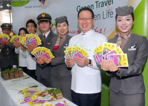 30일 오전 김포공항 국내선청사에서 열린 아시아나 “Green Travel, Green Life 탄소줄이기 캠페인” 행사장에서 아시아나항공 윤영두 사장(우측 두번째)과 임직원들이 