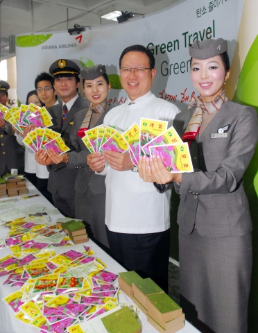30일 오전 김포공항 국내선청사에서 열린 아시아나 “Green Travel, Green Life 탄소줄이기 캠페인” 행사장에서 아시아나항공 윤영두 사장(우측 두번째)과 임직원들이 