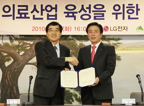LG전자 최고 기술책임자 백우현 사장(왼쪽)과 김범일 대구광역시장(오른쪽)이 지역 의료산업 육성을 위한 업무협약을 체결하고 있다.